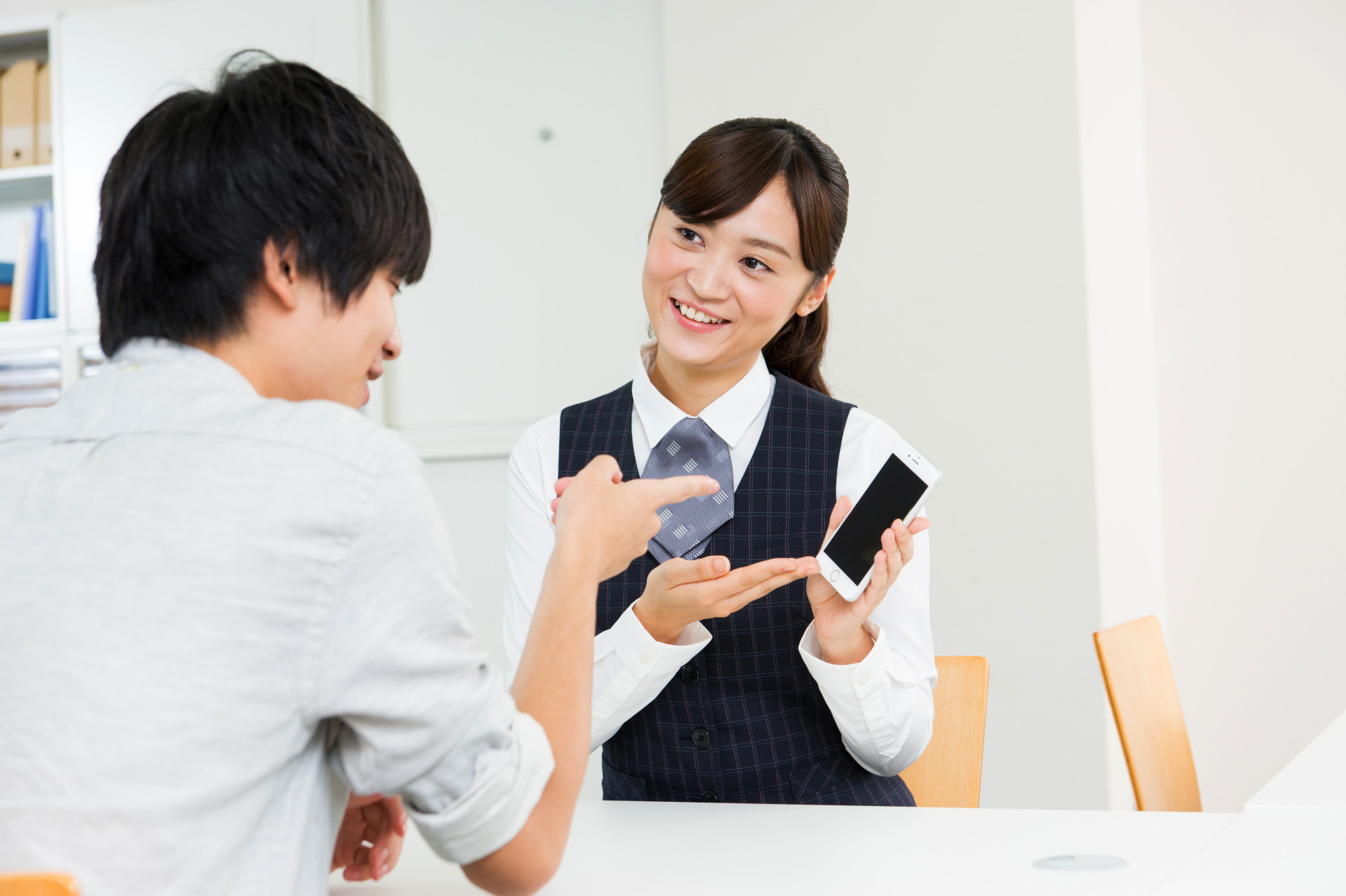 携帯ショップや家電量販店の受付業務、販売業務の委託